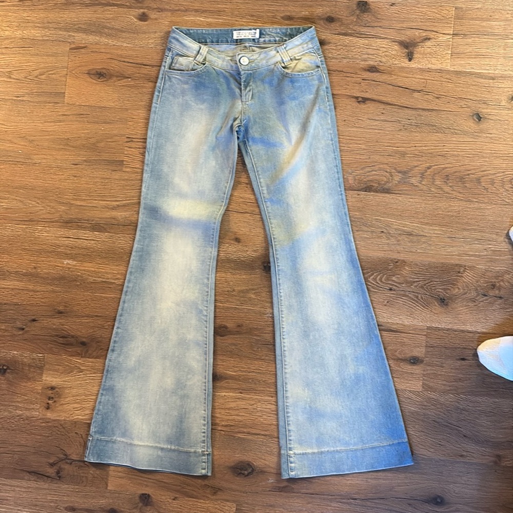 Wide leg, light wash, low rise